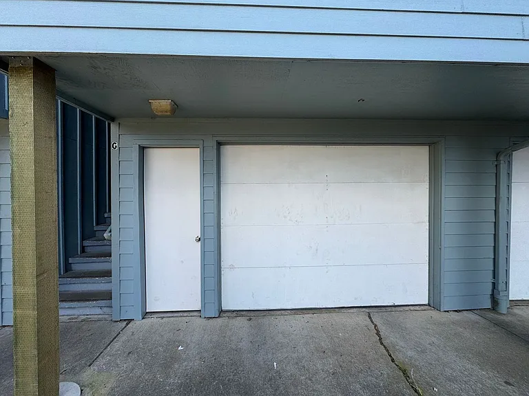 708 NE Avery St — Photo 2