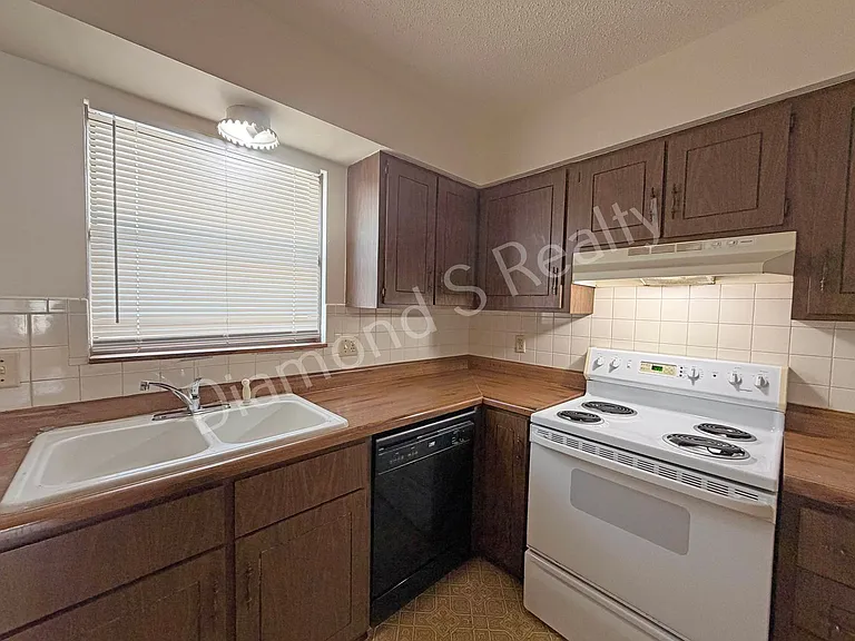 531 W State St — Photo 8