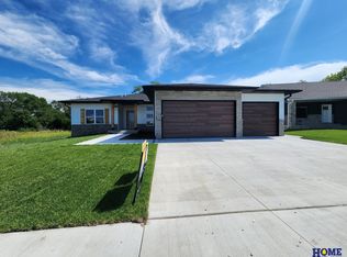 8121 Kallum Dr, Lincoln, NE 68516