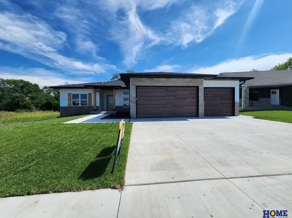 8121 Kallum Dr, Lincoln, NE 68516