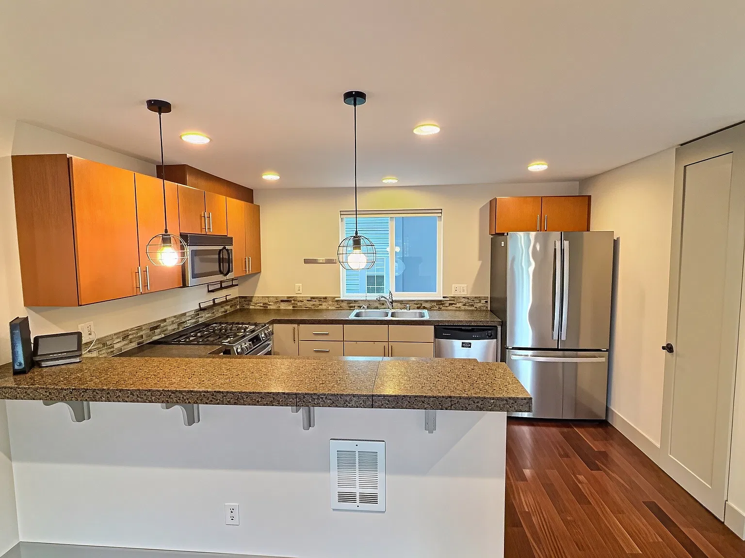 3 bed, 3.5 bath, 1500 sqft, $3,200 — Photo 3