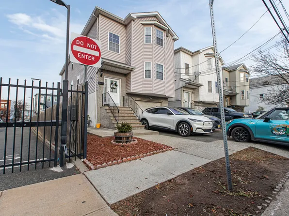 71 Hartford St Floor 2, Newark, NJ 07103