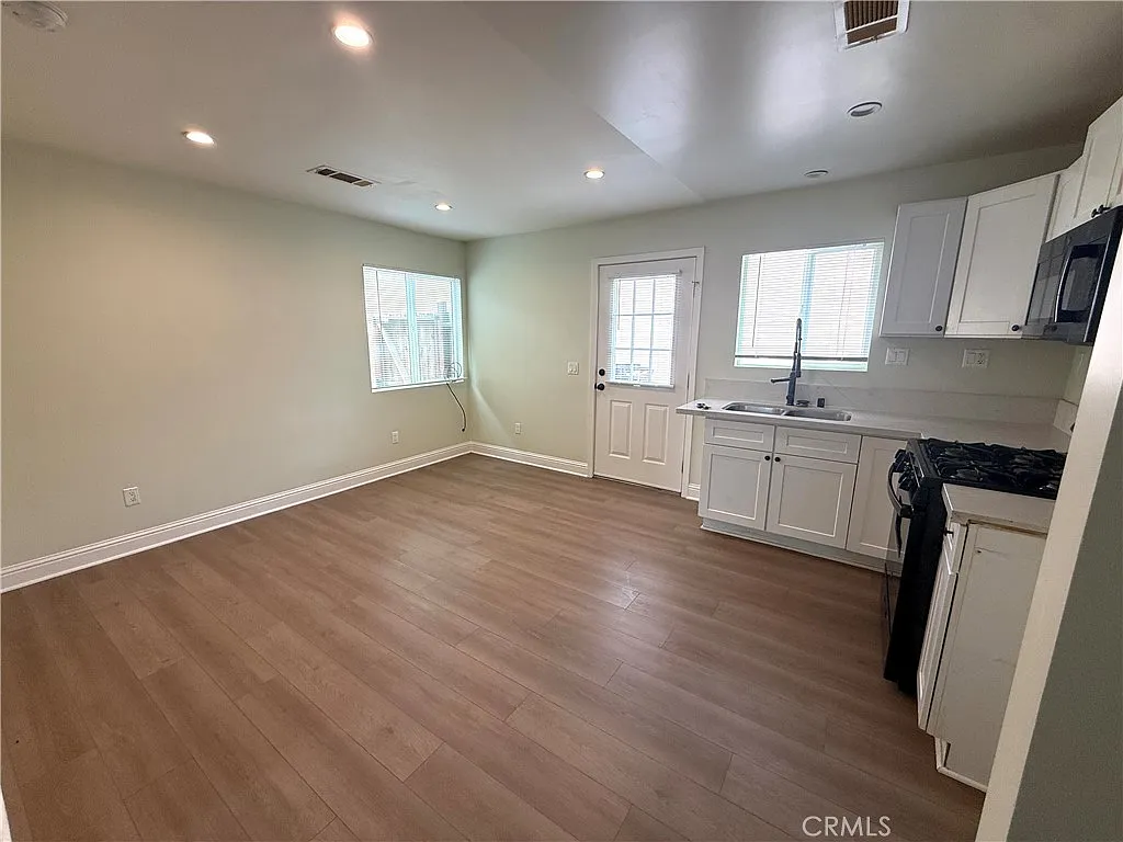 3 bed, 936 sqft, $3,250 — Photo 4