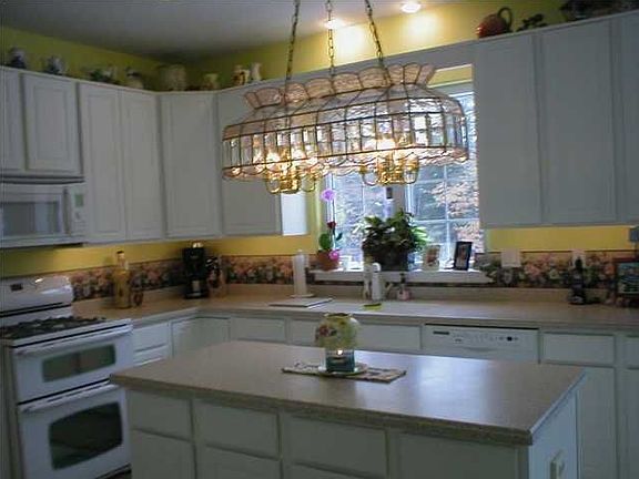 Kitchen w/center island