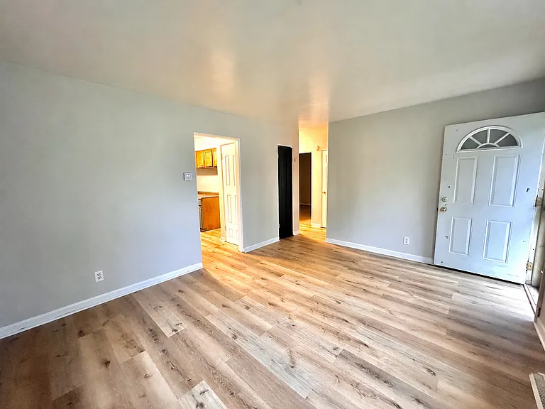 816 E 35th Ct — Photo 2