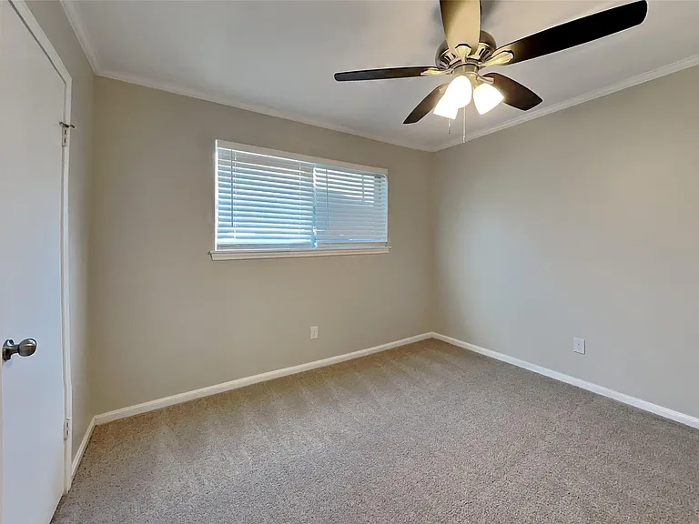 1920 Crooked Creek Ln — Photo 16