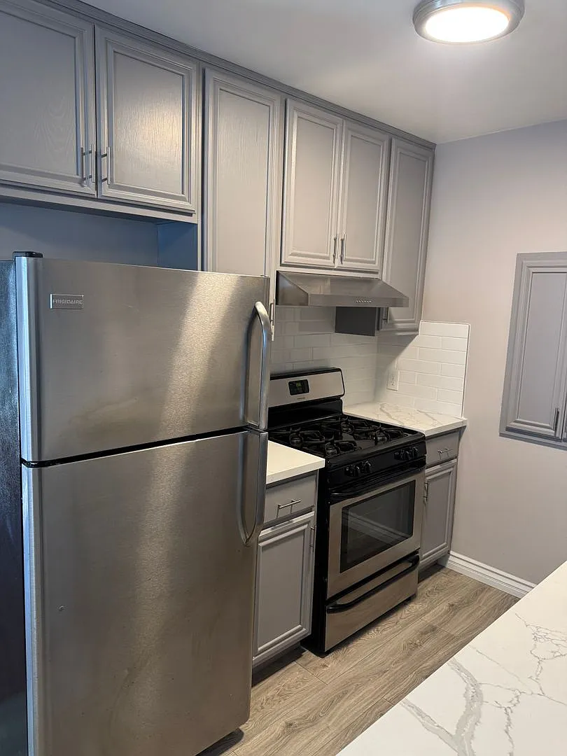 Second Month Free! Updated 2br/1ba In Hillcrest Parking + Modern Kitchen — Photo 3