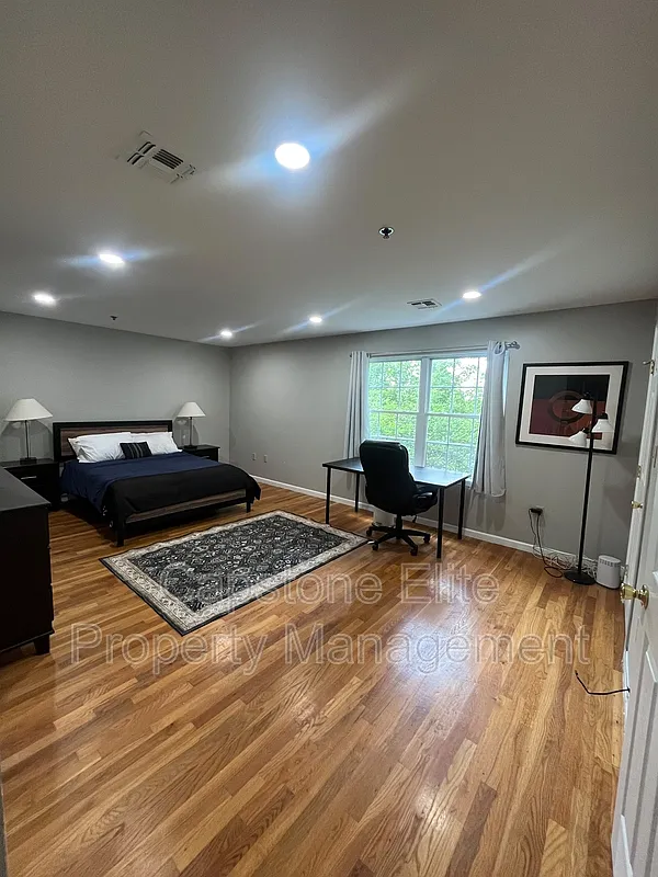 Studio, 1.0 bath, $1,400 — Photo 1