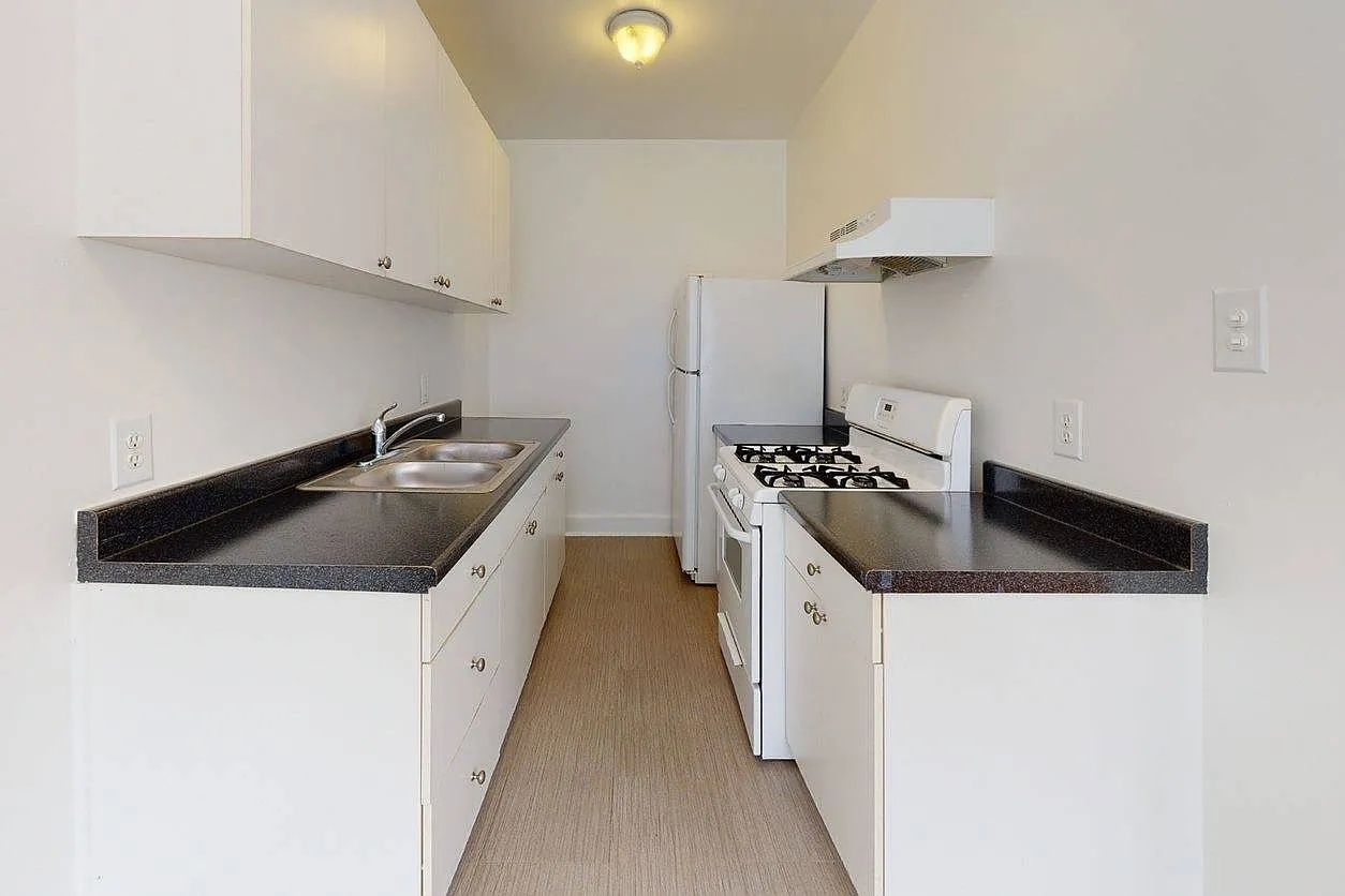 Ellis Court — Photo 1