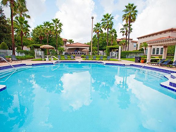 large-swimming-pool-area-apartments-lake-mary