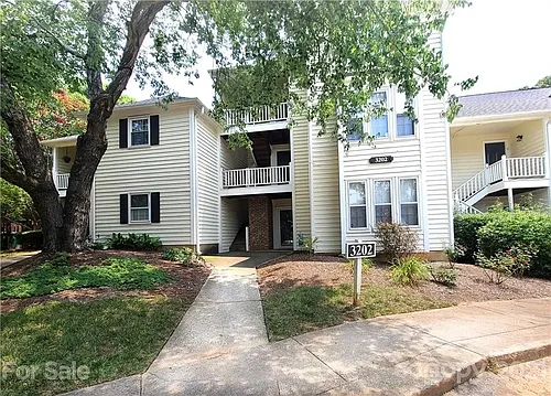 3202 Selwyn Farms Ln Photo 1