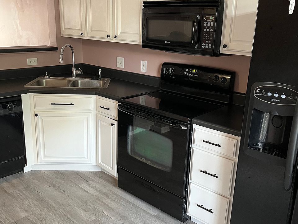 Kitchen, Fridge has been replaced with stainless.