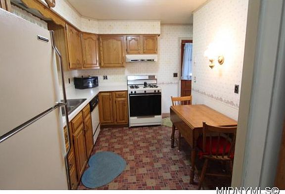 3rd image of 8 Douglas Ave