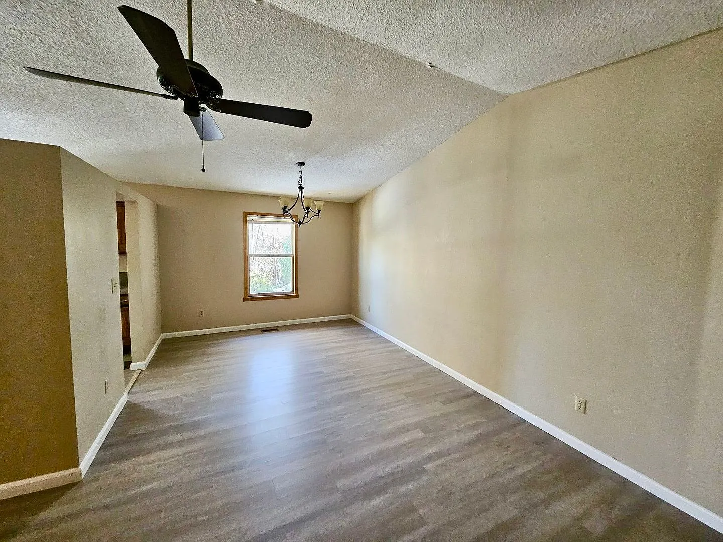 Lovely 4 bedroom home in Northeast Colorado Springs! — Photo 3