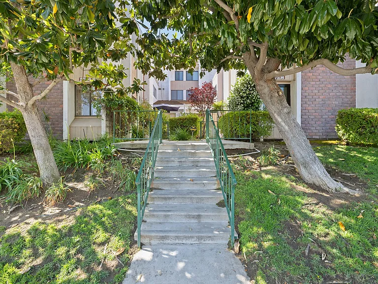 17106 Burbank Blvd — Photo 40