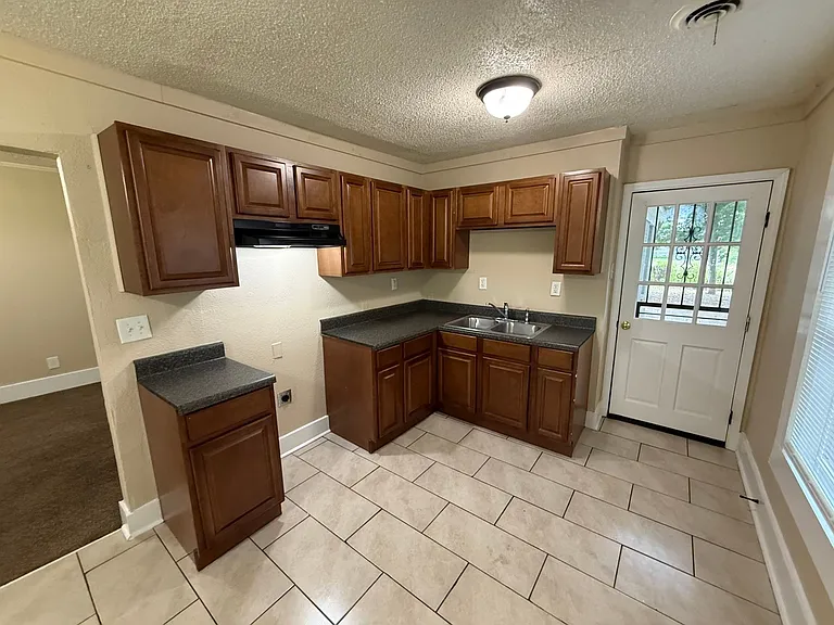 3204 Hardin Ave — Photo 4