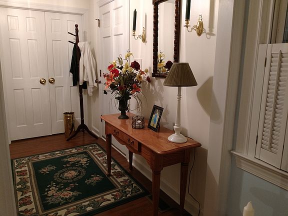 Inviting, Confortable Entry