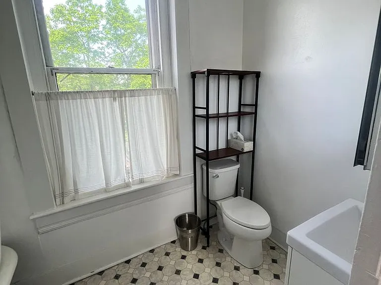 1327 E Washington St — Photo 22