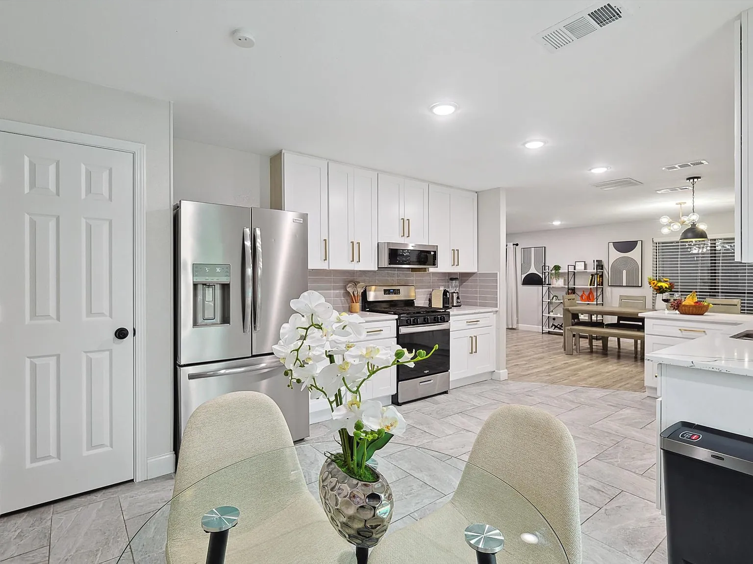 4 bed, 2.5 bath, 2356 sqft, $6,800 — Photo 4