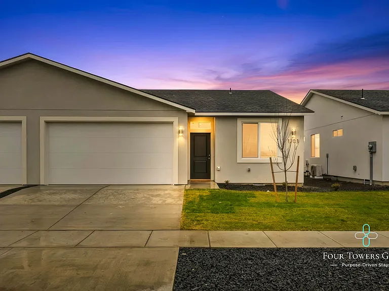 1203 NE Emerald Dr — Photo 2