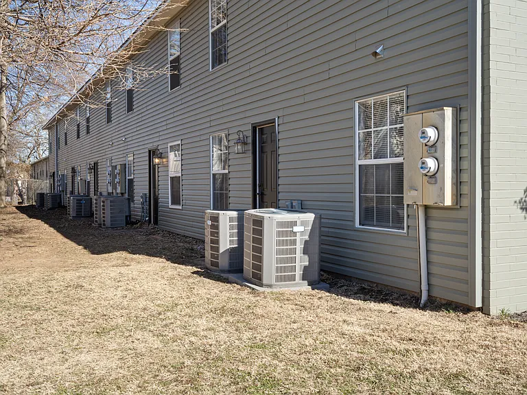 884 W Holly St — Photo 20