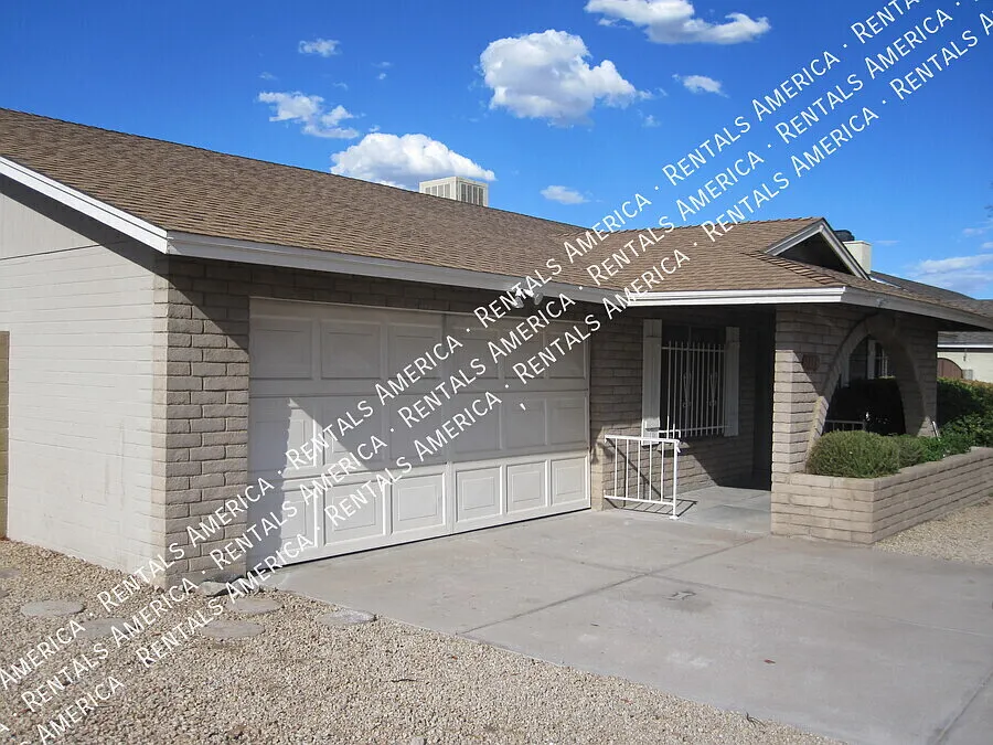 Building Photo - 1028 E Paradise Ln