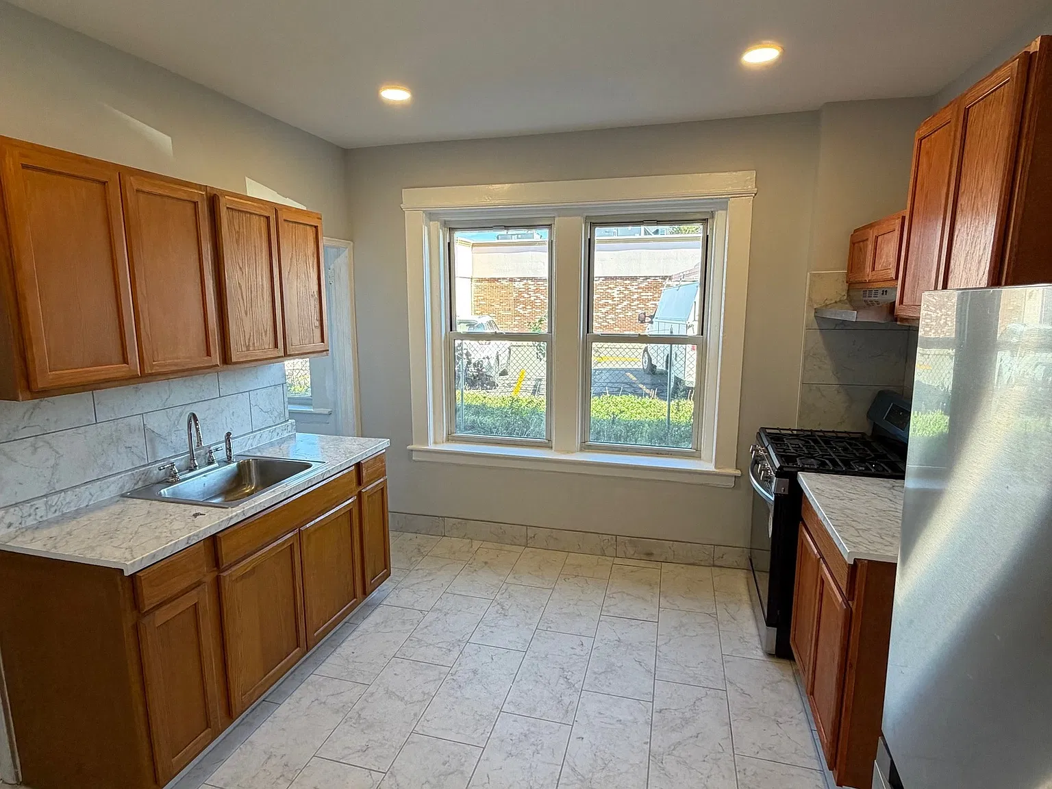 4 bed, 1.0 bath, 1200 sqft, $2,000 — Photo 3