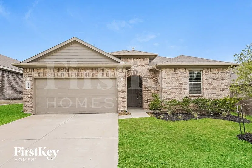 4 bed, 2.0 bath, 2124 sqft, $2,100 — Photo 1