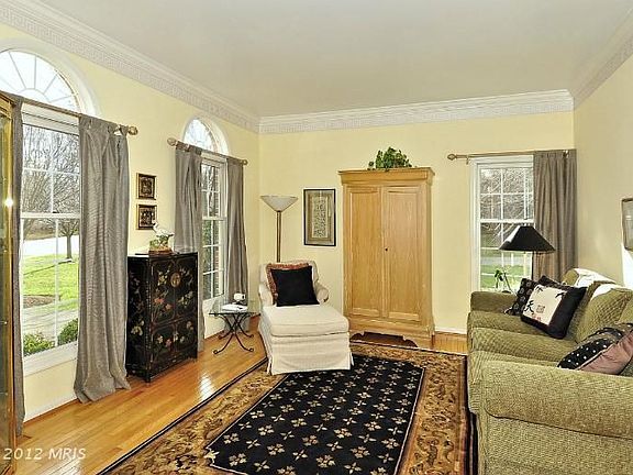 4th image of 6122 Florence Ln