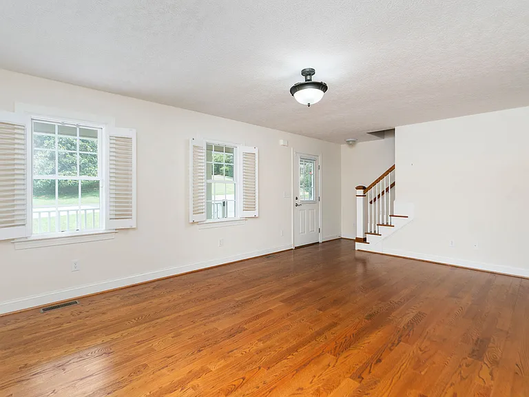 205 College Cir — Photo 3