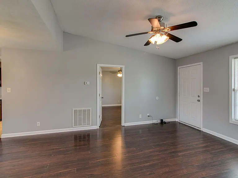 1013 Bush Ave — Photo 6