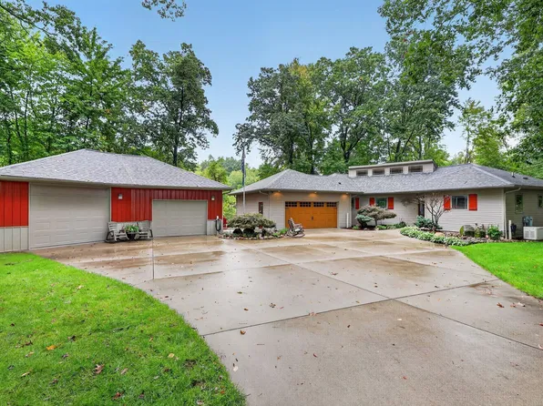 326 Midlakes Blvd, Plainwell, MI 49080
