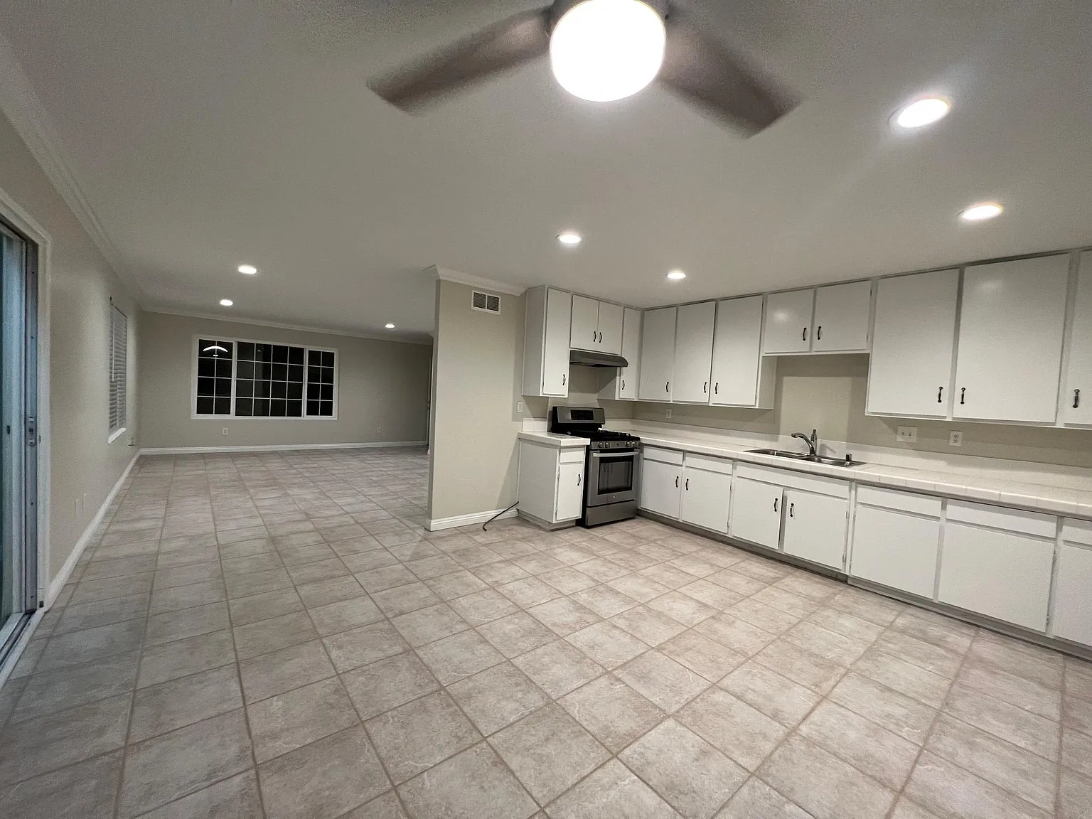 3 bed, 1231 sqft, $3,950 — Photo 4