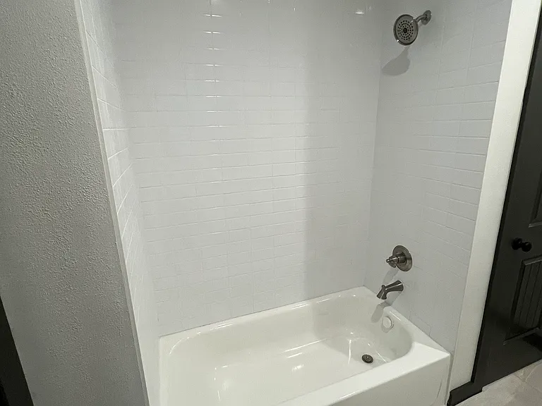 Master Bathtub/Shower