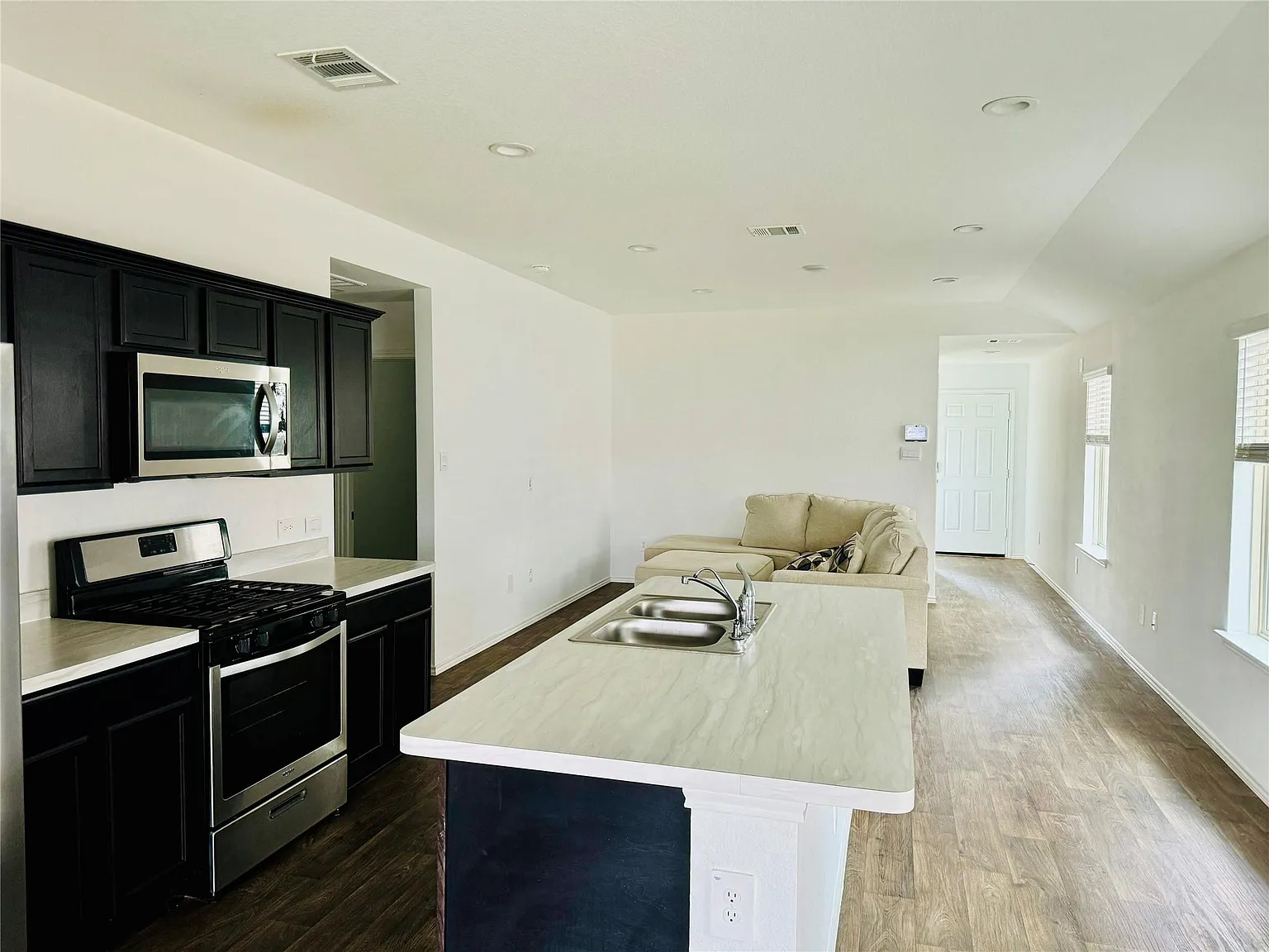 3 bed, 2.0 bath, 1451 sqft, $1,650 — Photo 3