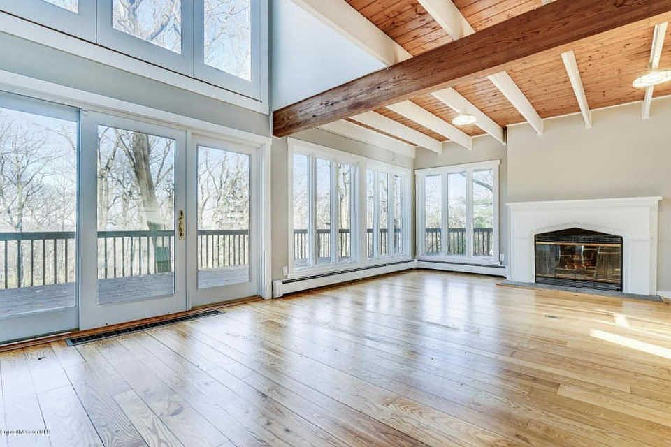 1st image of 10 Serpentine Dr