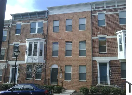 906 E Lombard St