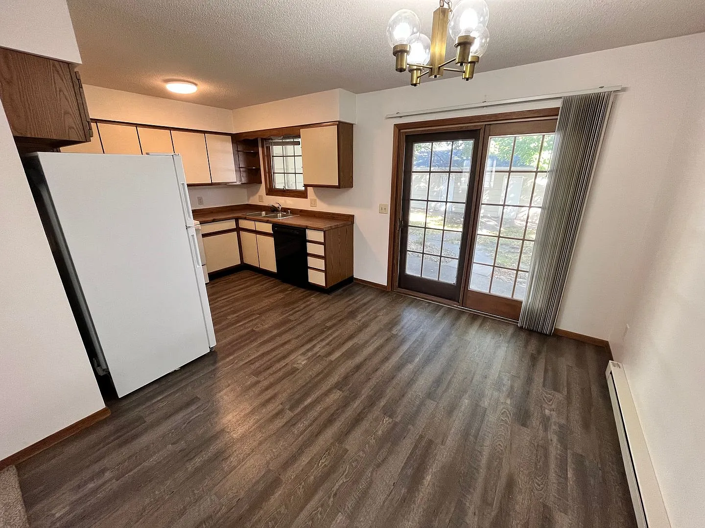 Great Location - 2 Bdrm , 1.5 Baths - Available 9/1 — Photo 3