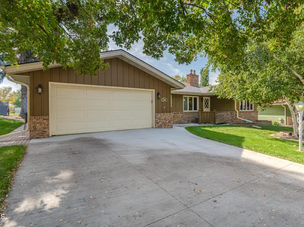 213 Redstone Dr, Bismarck, ND 58503