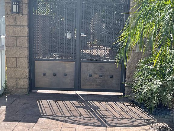2nd image of 6618 La Jolla Blvd #1/2
