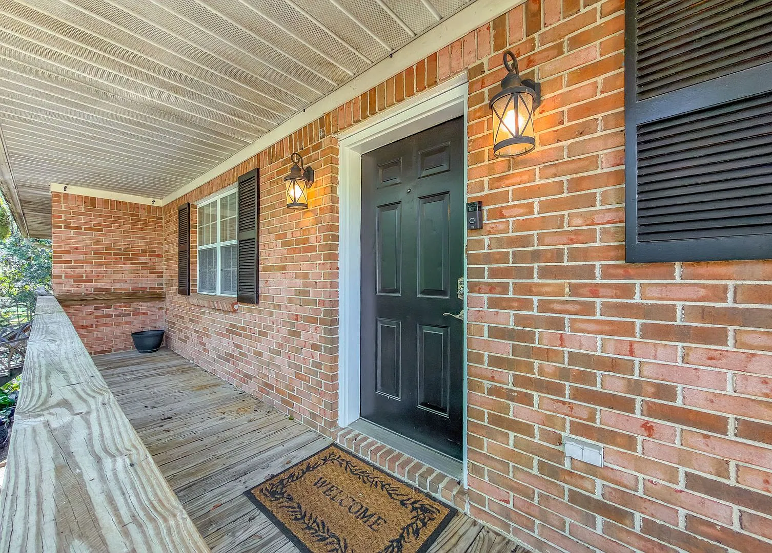 Renovated 4/2 W/ 2 Car Garage, Washer/Dryer, Granite Counters, & Fenced Yard! Avail Now $2200/Month! — Photo 2