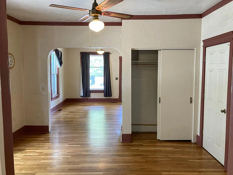 120 N Chestnut St — Photo 5