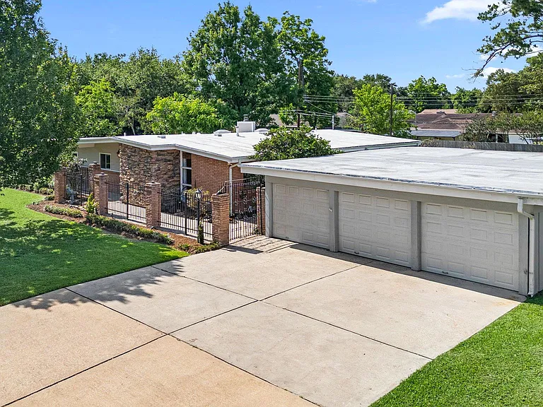10310 Mayfield Rd — Photo 7