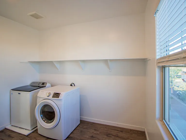 Great-sized laundry room