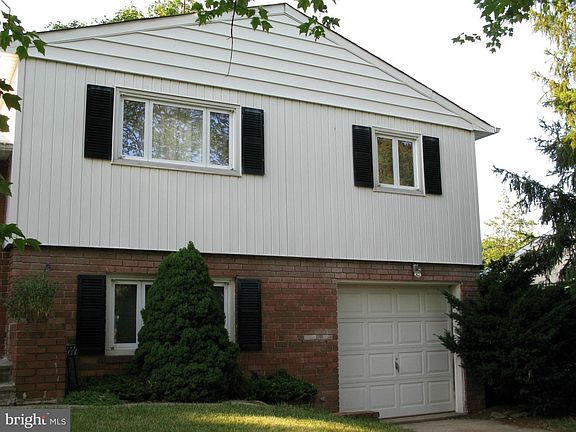 Single car attached garage opens to HUGE Family Room.