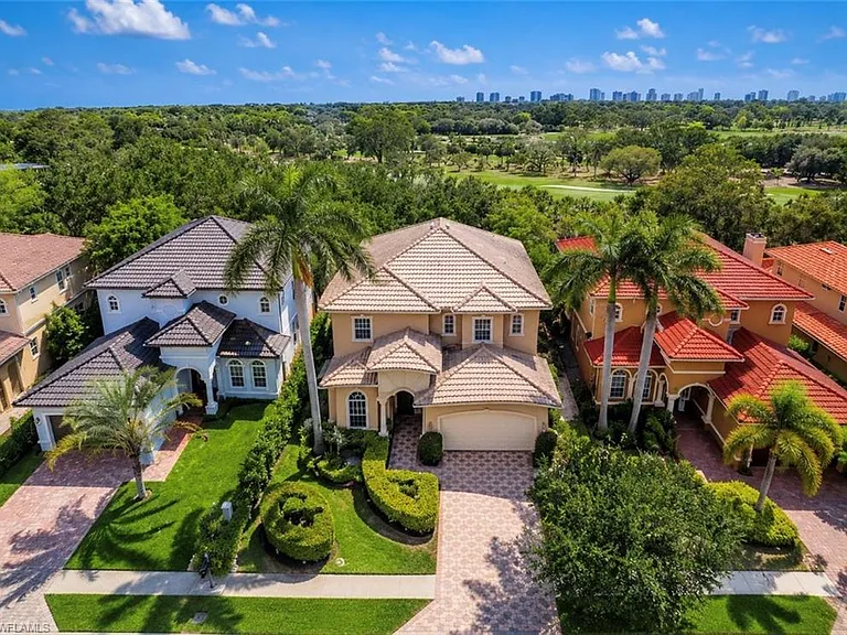 2915 Coco Lakes Dr — Photo 1