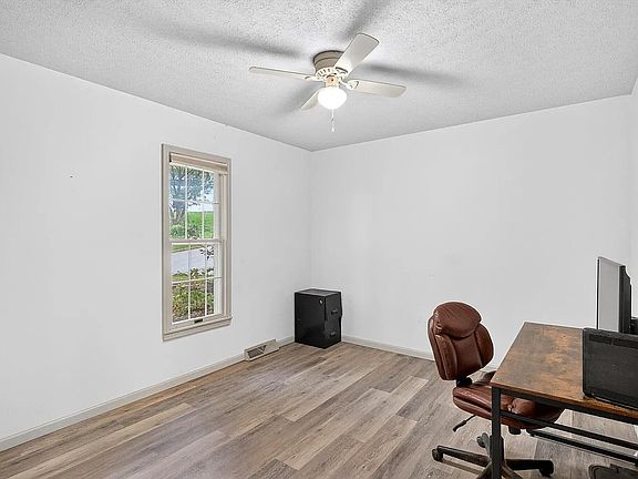 4th image of 1200 E Summerhill St