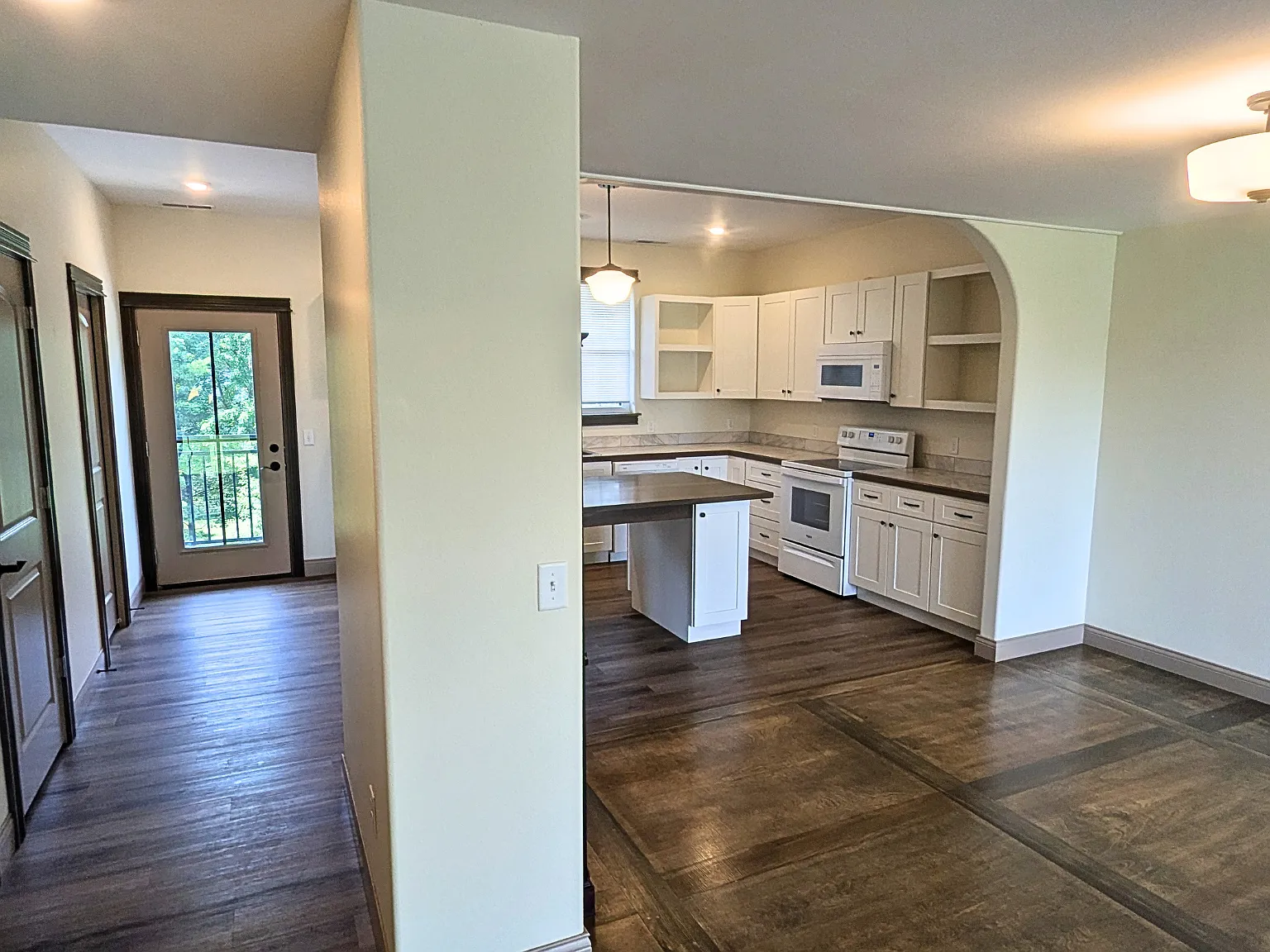 3 bed, 3.5 bath, 1834 sqft, $2,995 — Photo 2