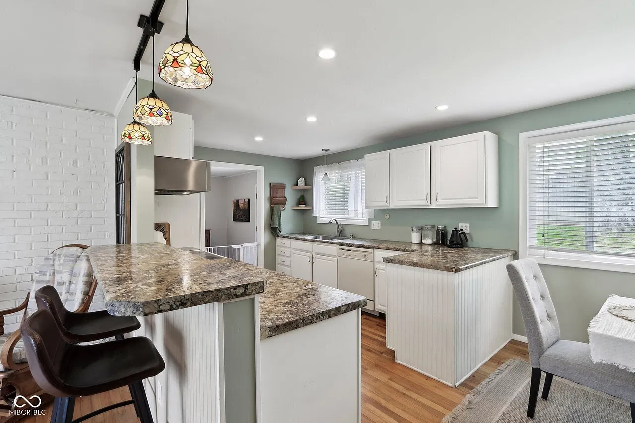 3 bed, 1350 sqft, $1,975 — Photo 3
