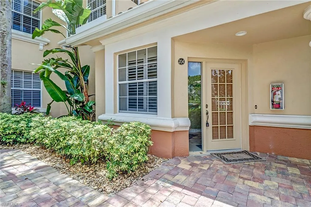 3 bed, 2.0 bath, 2329 sqft, $8,500 — Photo 3
